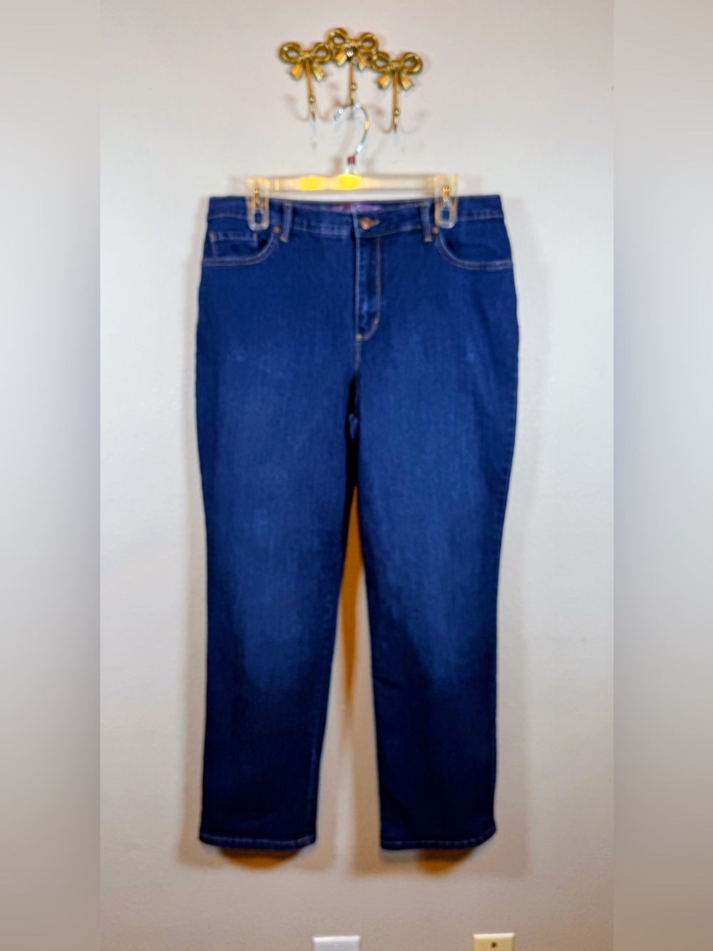 Gloria Vanderbilt Amanda Straight-Leg Jeans in Dark Blue. Size 14S